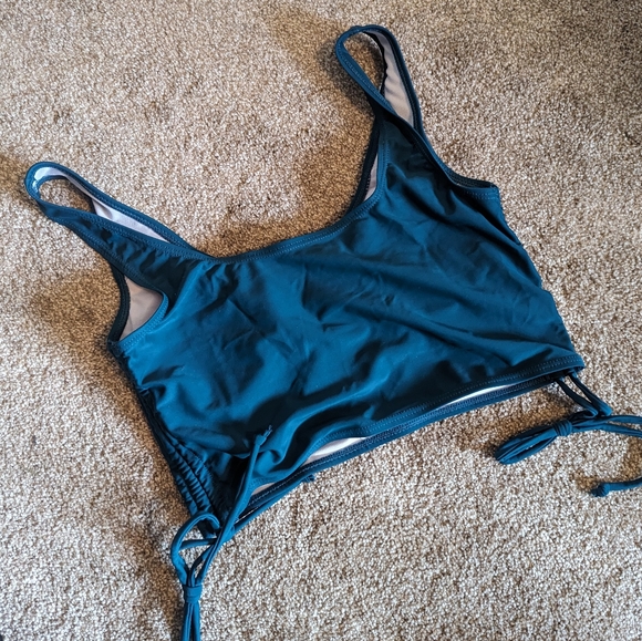 Crop top or swimsuit top - Picture 2 of 5